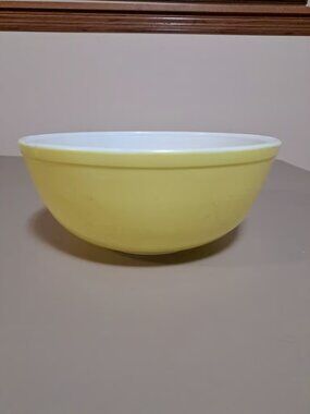 Pyrex Vintage 404 Primary Color Yellow 4 Quart Serving Mixing Bowl